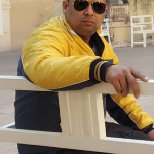 Man wearing a yellow jacket and sunglasses